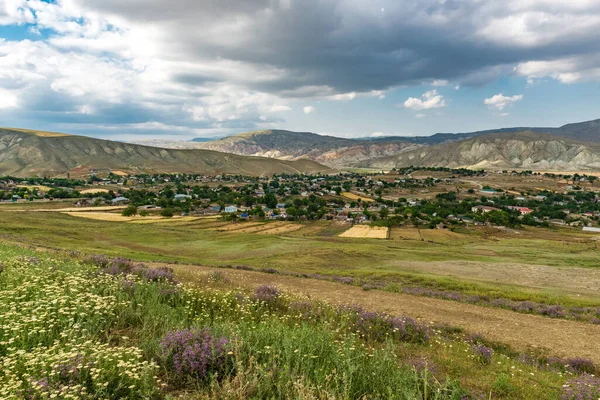 Dağların Eteğindeki Küçük Köy — Stok fotoğraf