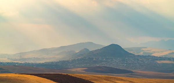 Vista Cidade Sopé Montanha — Fotografia de Stock