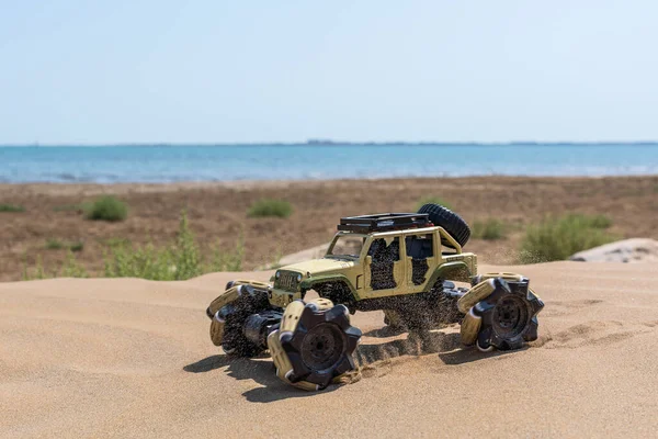 Kumsalda Elektrikli Motoru Olan Uzaktan Kumandalı Böcek Arabası Road Rallisi — Stok fotoğraf