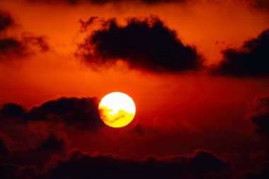 Bulutların ardında renkli güneş