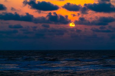 Sahilde renkli dramatik gün batımı