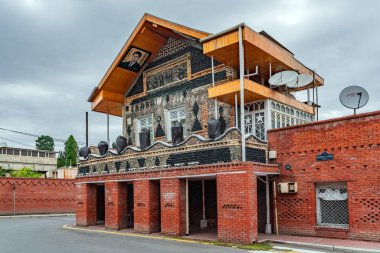 Azerbaycan, Ganja şehrinde bir şişe evi.