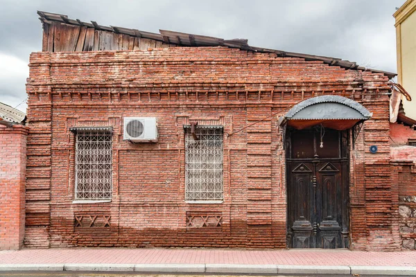 Старый Красный Кирпичный Дом Улице — стоковое фото