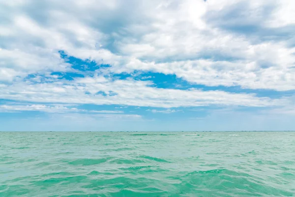 Mer Avec Eau Turquoise Ciel Bleu — Photo