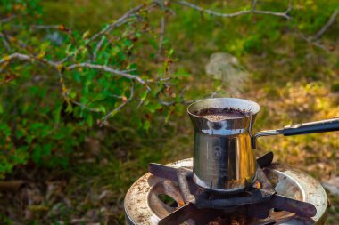 Piknikte Türk kahvesi yapmak. Quba, Azerbaycan