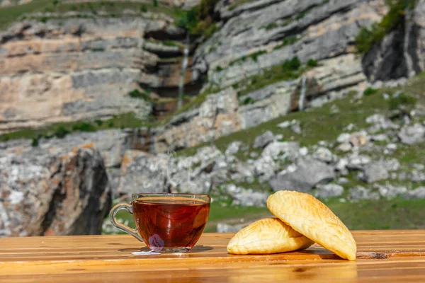 Egy Csésze Fekete Azercay Tea Édes Süteményekkel Természetben Laza Azerbajdzsán — Stock Fotó