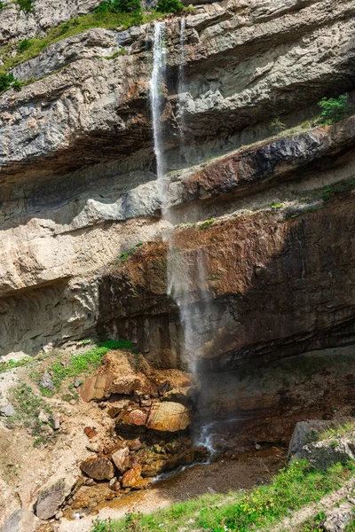 Belle Cascade Haute Dans Les Montagnes — Photo