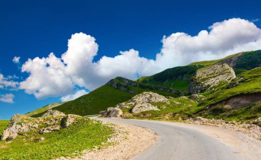 Dağlarda dolambaçlı bir yol