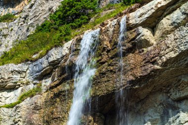Dağlardaki güzel yüksek şelale