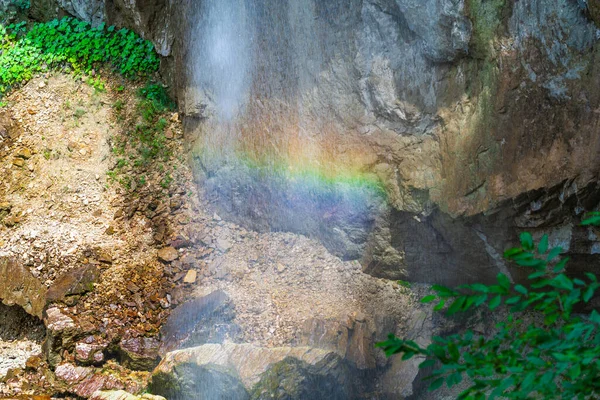 Regnbågsspray Ett Vattenfall — Stockfoto