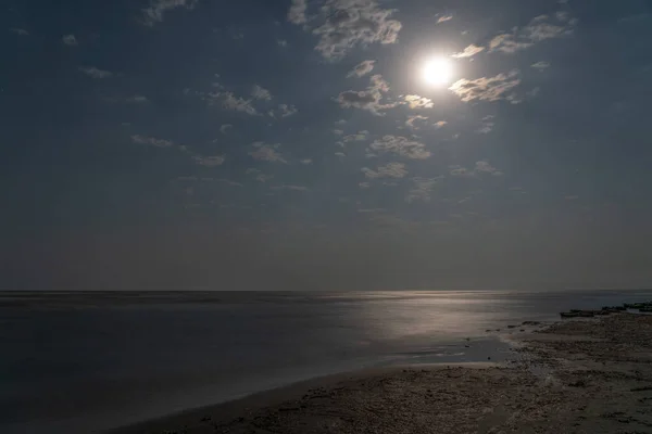 月明かりの夜の海岸 — ストック写真