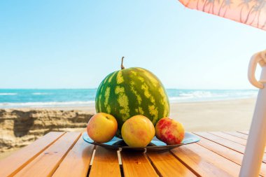 Yaz plajında taze meyveler