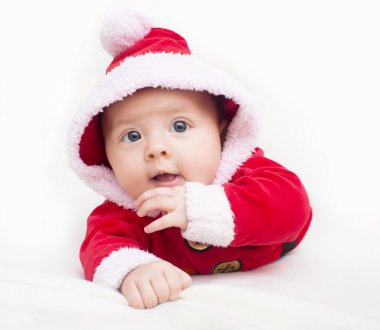 Mutlu bebek kırmızı ve beyaz Noel Noel Baba sui giyen karın üzerinde yalan
