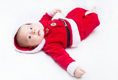 Mutlu bebek kırmızı ve beyaz Noel Noel Baba sui giyen karın üzerinde yalan