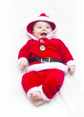 Mutlu bebek kırmızı ve beyaz Noel Noel Baba sui giyen karın üzerinde yalan