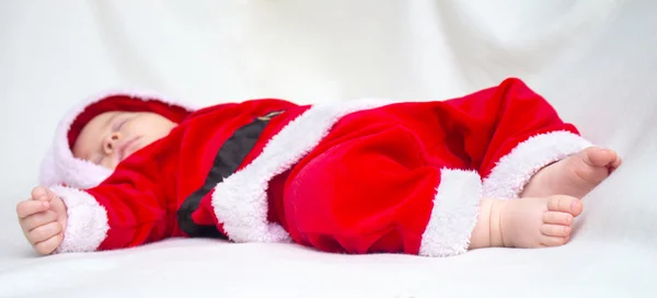 可爱的宝宝睡在红色和白色圣诞圣诞老人隋 — 图库照片