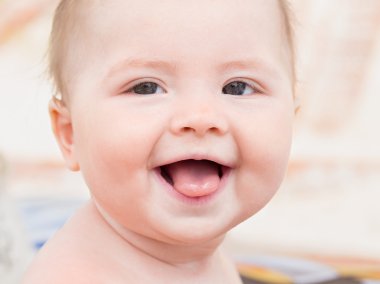 Sevimli küçük yürümeye başlayan çocuk portresi tongu gösterir