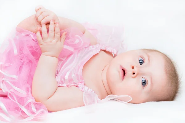 Baby flicka klädd i en rosa dres — Stockfoto