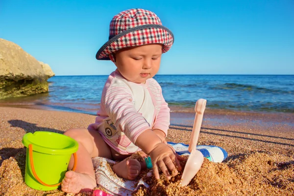 Μωρό παίζει με την άμμο από το beac — Φωτογραφία Αρχείου