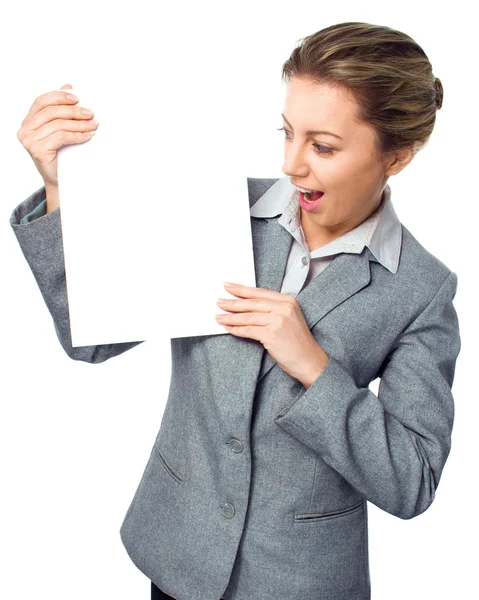 Publicidad pancarta signo - mujer emocionada mirando en blanco vacío cartel de papel de la cartelera jabalí —  Fotos de Stock