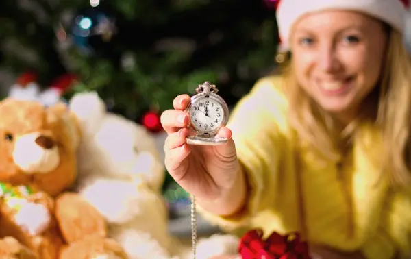 Nieuwjaar klok in handen van de vrouw — Stockfoto