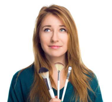 kız makyaj fırçası kullanarak uygulama