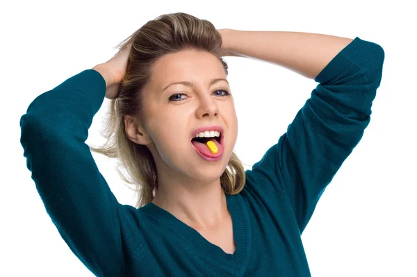 Mooie vrouw met pil op haar tongu — Stockfoto