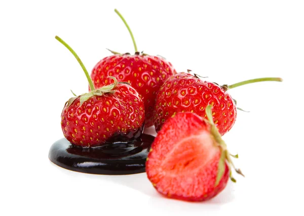 Erdbeeren und Schokolade auf weißem Hintergrund — Stockfoto