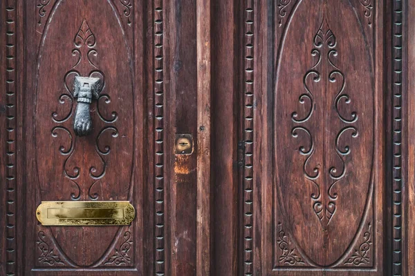 Detalhe Uma Velha Porta Madeira Esculpida Com Batedor Porta Mão — Fotografia de Stock
