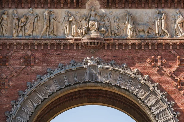 1888年に建てられたバルセロナの凱旋門の腕のフリーズとコート — ストック写真