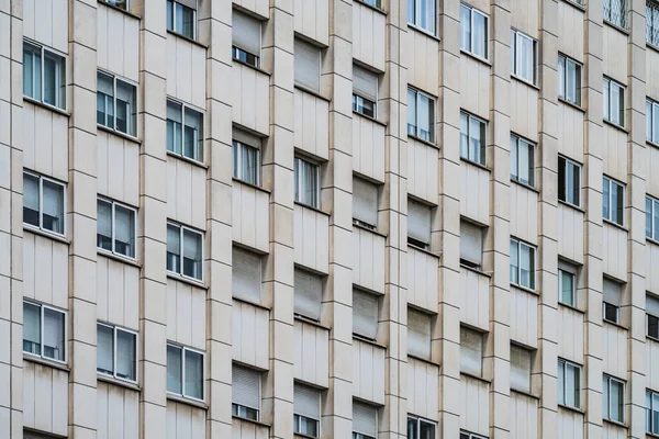 Fensterreihen Mit Rollläden Der Fassade Eines Städtischen Gebäudes — Stockfoto