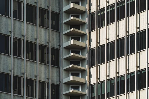 Symetryczny Widok Wewnętrzny Róg Zabytkowego Budynku Miejskiego — Zdjęcie stockowe