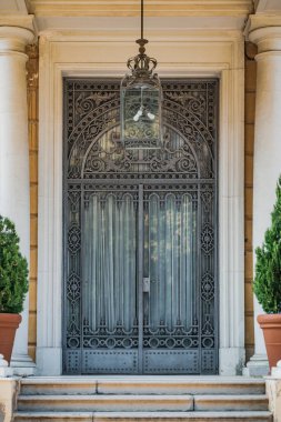 Süslü, dökme demir kapılı bir veranda.