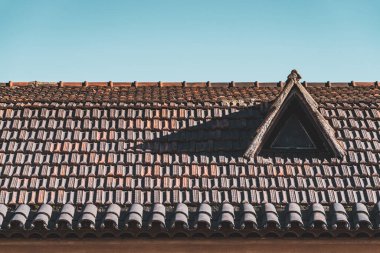 Terracotta kiremitli çatıdaki eski yatakhane penceresi