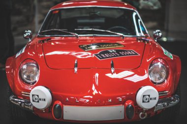 Renault Alp 110 model klasik ralli arabasının ön görüntüsü.