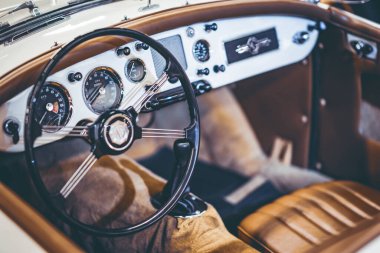 1960 'tan kalma klasik bir MG MGA 1600 Roadster aracının iç paneli ve direksiyonu.