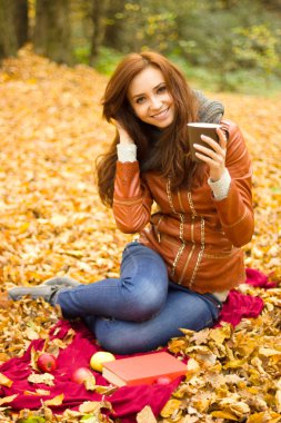 Kitap ve elma ile mutlu genç kadın