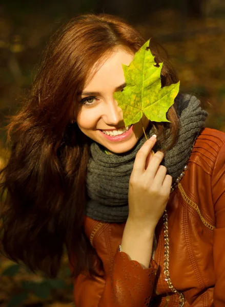 Junge Frau mit Herbstblatt — Stockfoto