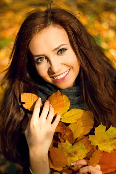 快乐秋天女人微笑快乐和幸福控股秋天叶子 — 图库照片