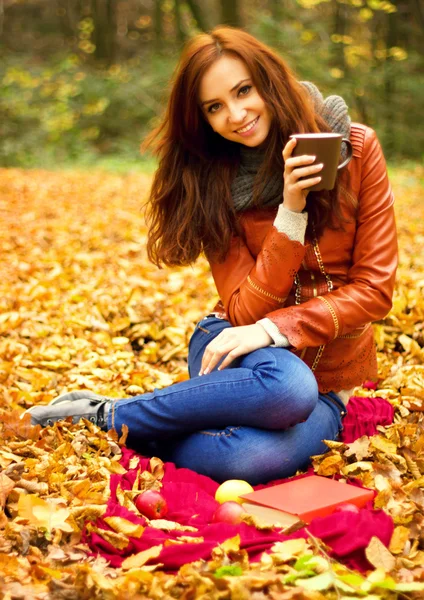 Junge Frau mit einer Tasse Tee — Stockfoto