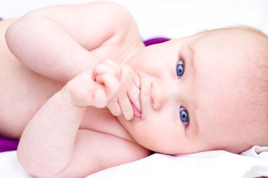 Bebek portresi. küçük kız gülmeye tatlı bebek