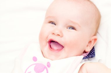 Bebek portresi. küçük kız gülmeye tatlı bebek