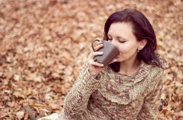 喝杯茶的年轻女人 — 图库照片