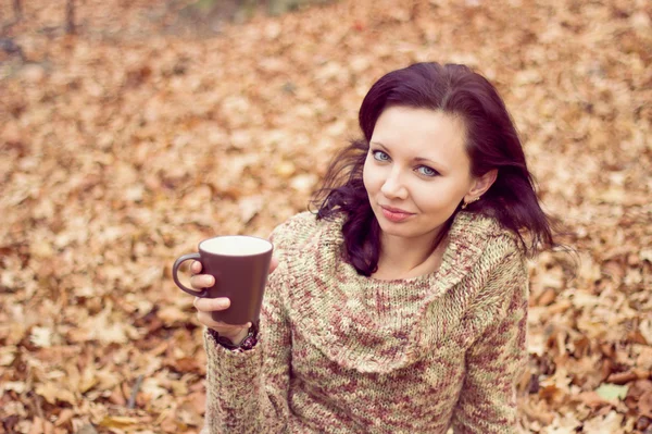 Junge Frau mit einer Tasse Tee — Stockfoto