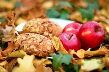 Kırmızı elma ve yaprakları ile sonbahar natürmort