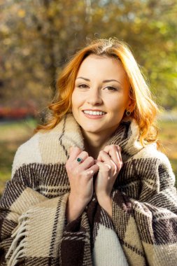 Genç güzel kız ekose içinde sonbahar günü parkta kaplı