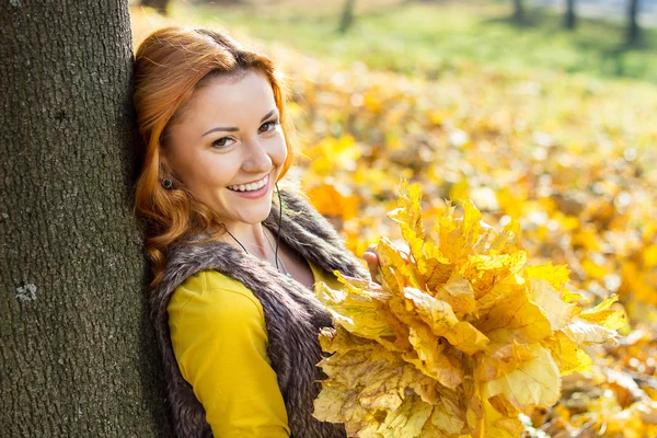 年轻漂亮的女人在公园里与 photocamera 在秋日里 — 图库照片