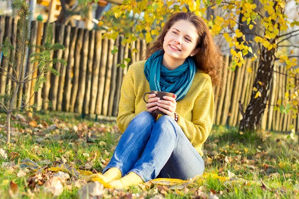 Schöne Herbst Frau Sitzgelegenheiten im Park — Stockfoto