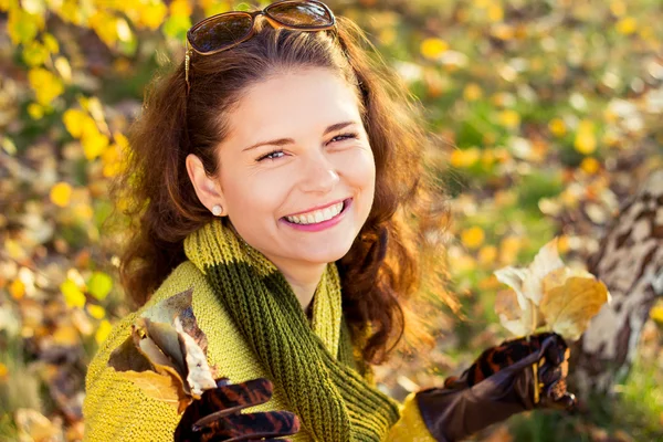 Schöne Herbst Frau Sitzgelegenheiten im Park — Stockfoto