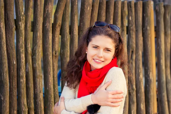 Schöne Herbstfrau sitzt im Park im roten Hai, junge Frau im Herbstpark — Stockfoto